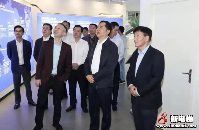（上图：市委书记马晓晖一行领导参观恒富集团多功能展示厅）