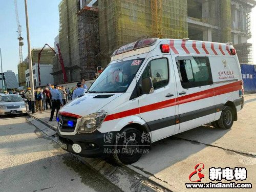 消防局共出动63名消防员及救护员,15救援车辆包括抢险装备运输车到场