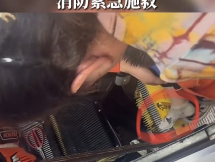 右脚被卷入扶梯边缘，市民紧急制停按钮，消防紧急施救