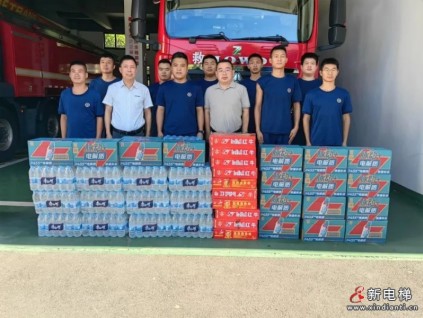 申龙电梯走进消防队 夏日送清凉