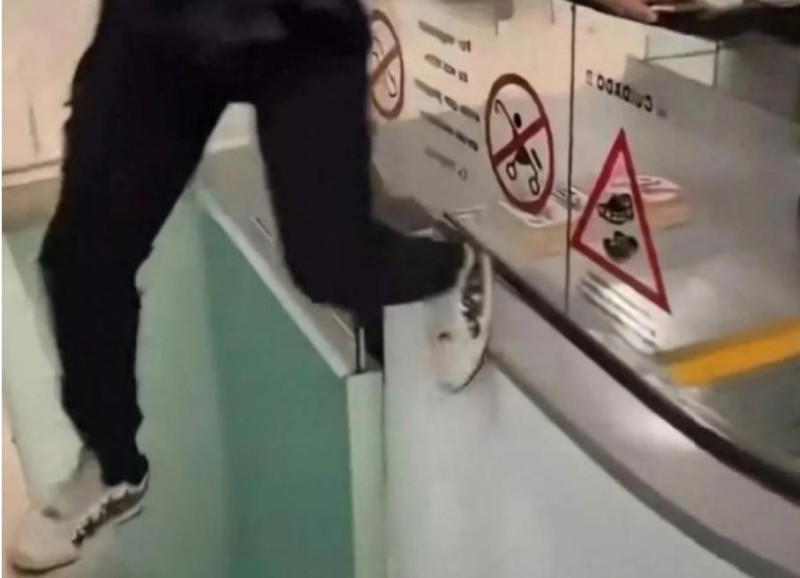 扶梯防护