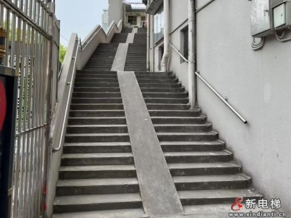 上海某公寓一部崭新电梯正式竣工投用 130户居民再也不用爬68级露天台阶