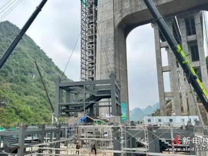 贵州六安高速花江峡谷大桥旁高达207.4米的观光电梯建设中