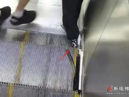 上海地铁一孩童鞋子卡入下行扶梯梯级缝隙 设备自保护停机未造成受伤