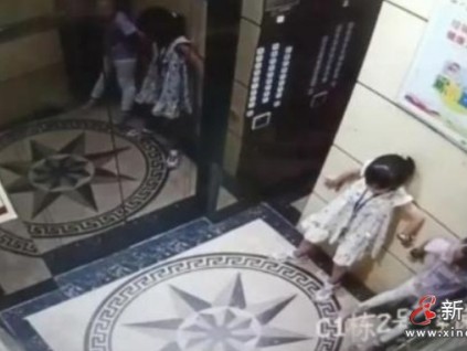 广东6岁小女孩按铃报警、打电话、背靠轿厢、屈膝“教科书式”电梯自救行如流水