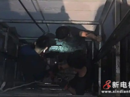 山东济南某饭店电机维修期间保护绳断裂轿厢突发坠落‌导致维保工人摔伤