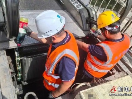 高温天气下的“电梯医生”坚守岗位 为保障市民安全出行与时间赛跑