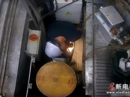 武汉地铁：一乘客的黄金耳钉掉入手扶电梯缝隙 拆梯搜寻物归原主