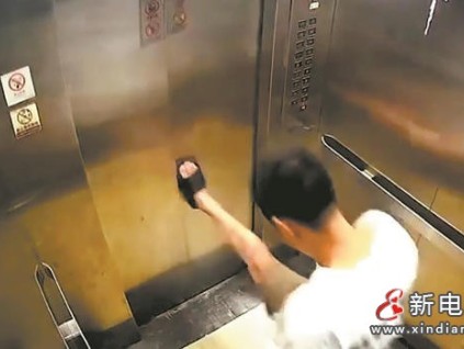 福建惠安：醉酒男子暴力踹停电梯致门体变形 半年内同栋楼第二起类似事件