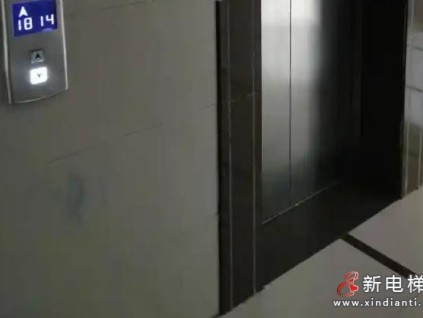 贵阳一小区儿童多次阻挡电梯关门被困20分钟 导致电梯通讯板故障