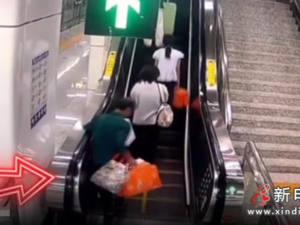 长沙地铁扶梯惊险一幕：七旬老人摔倒，乘客紧急制动化险为夷