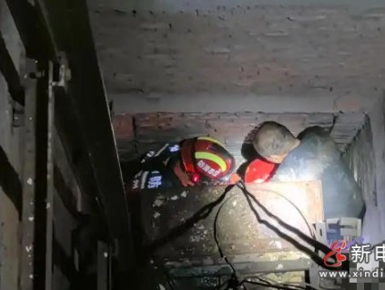 扬州一工人在废弃宾馆拆卸送餐电梯时不慎跌落电梯井