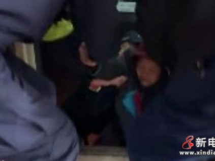 湖南吉首：老人幼儿被困电梯 巡特警队员与物业协作救援