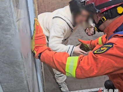 江西萍乡孕妇‌被困电梯 消防员俯身搭“人梯”，一句“你踩”护孕妈脱险