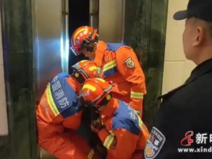 湖南‌长沙外卖小哥凌晨被困电梯 消防员紧急救援化险为夷