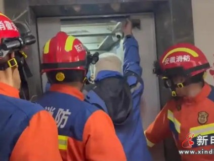 ‌安徽合肥婚礼车队整装待发 电梯故障困住新人亲友团