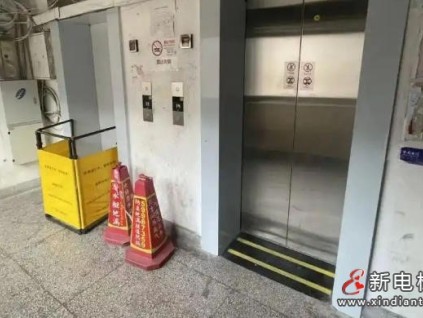 ‌上海一小区6部新电梯集体故障 急救人员爬8楼抬送患病老人