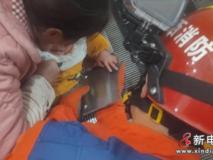 江西宜春1岁幼童扶梯惊魂：手指卷入梳齿板，消防员紧急救援