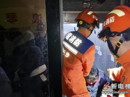 湖南长沙永华大厦多名群众被困于18楼楼层之间 消防成功救援