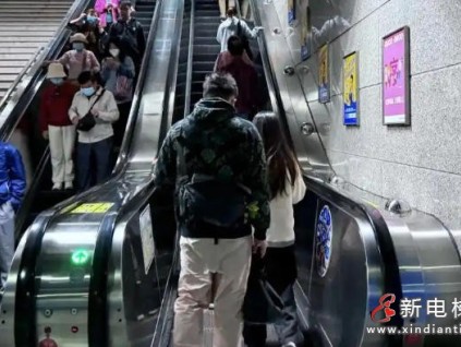 81斤女子扶梯阻险情，父女合力化危机：杭州地铁暖心瞬间