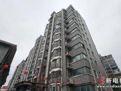 新梯门窄10厘米引争议 江苏徐州某小区7部电梯更新停工超1个月