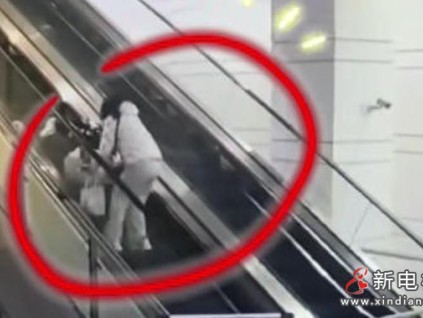 惊险瞬间！江苏扬州火车站扶梯老人倒挂 下班女警紧急施救