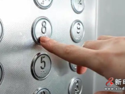 高峰时段文明乘梯，从“不按住开门键”开始