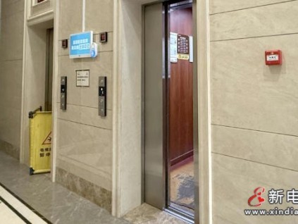 广西南宁两小区电梯遇"上下难" 老旧小区缺监控 新小区电梯"罢工"