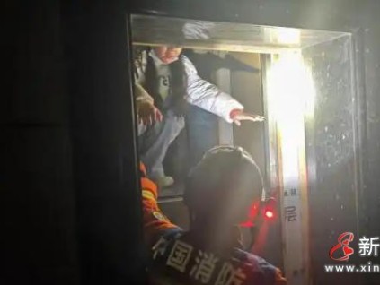 停电致两台电梯同时悬停三人被困 湖南长沙芙蓉消防10分钟速救