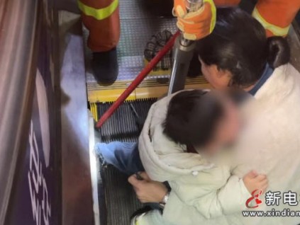 揪心！安徽蚌埠一幼童脚卡自动扶梯，消防紧急救援脱险‌