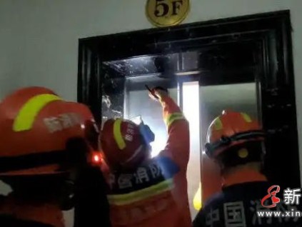 湖南长沙消防救援人员在不到10分钟内成功救出被困电梯的居民‌