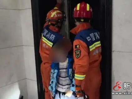 电梯故障困老小 湖南长沙消防1分钟极速救援