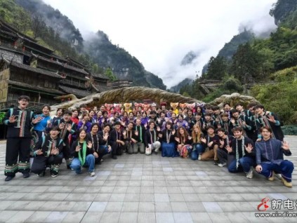 天梯上的天籁之音，百年合唱团唱响张家界天门山