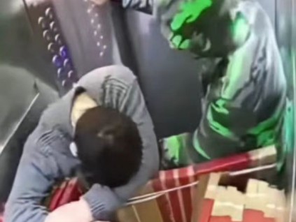 搬运瓷砖导致电梯超重！俩男子不幸受伤