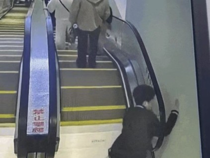 潜江男子恶意按停扶梯致乘客险摔倒 警方全力追查