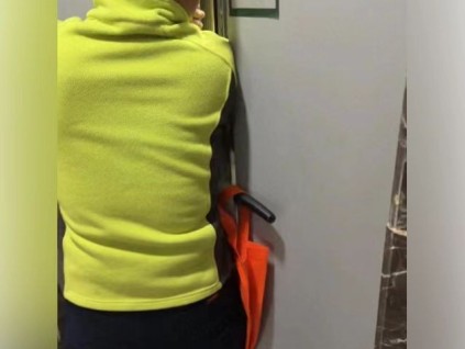 山西太原保姆违规挡电梯门致被困 网格员联动物业紧急救援