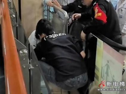 重庆5岁娃从4楼扶梯缝隙坠2楼 防坠网护其安全