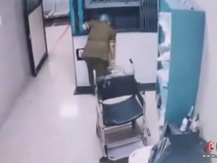 印度一女子探头查看升降机 不幸卡颈身亡