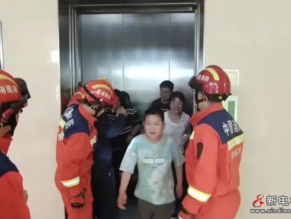 湖南长沙一电梯故障困 8 人 消防及时解围
