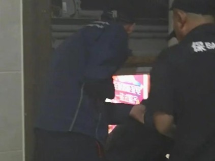 辽宁丹东凤城15人被困电梯 超载报警失灵物业经理称 “是好事”