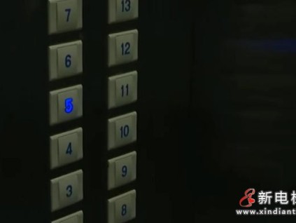 海口一小区女子带娃被困电梯 物业保安称“下班了下午再打”引热议