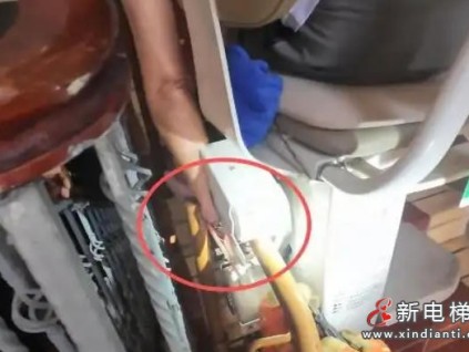 福建漳州：老人坐座椅电梯手卡缝隙受伤 消防紧急救援