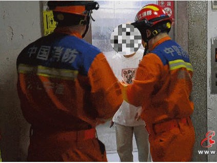 浙江宁波余姚泗门镇凌晨突发电梯困人险情 消防2分钟快速施救