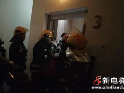 北京东城消防成功处置电梯困人险情 8名被困群众平安脱险