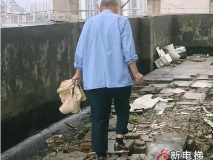 湖北武汉一老旧小区电梯分批更新 高层住户冒险穿行破损顶楼