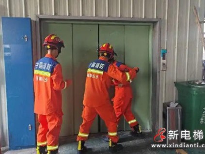 湖南省长沙县高温正午货梯困人 消防5分钟紧急救出2人