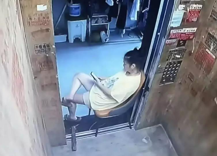 女子挡电梯