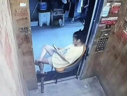 女子锁电梯蹭空调逼疯全楼：我凉快就行，哪管你们爬楼梯爬到死