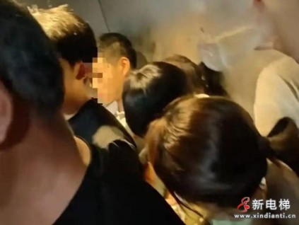 山东青岛李沧万达一电梯超员却未触发警报 20余人被困20多分钟 老人和孩子出现呼吸困难症状