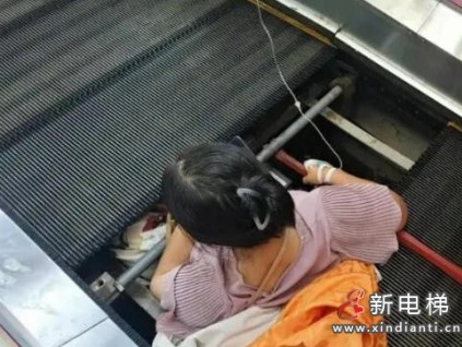 拆梯级未断电又遭违规开机 扶梯作业双重违章致一死一伤
